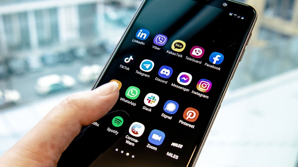 Verschiedene Apps wie LinkedIn, Telegram, Instagram oder TikTok sind am 17.02.2022 in Berlin auf einem Smartphone zu sehen (gestellte Szene).  | Bildquelle: picture alliance / dpa tmn | Laura Ludwig