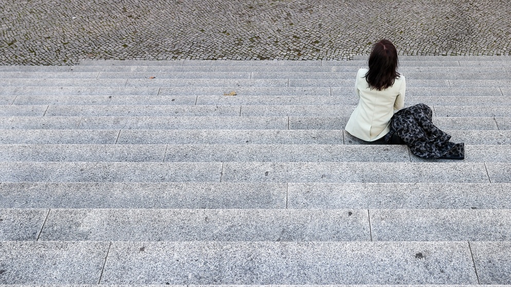 Soziale Isolation, Frau sitzt allein auf einer Treppe | Bildquelle: Jan Woitas/dpa-Zentralbild/dpa
