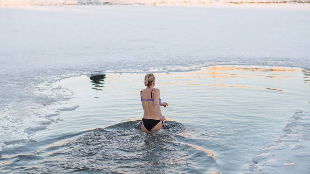 Frau badet im Winter im See.  | Bildquelle: stock.adobe.com/Hanna