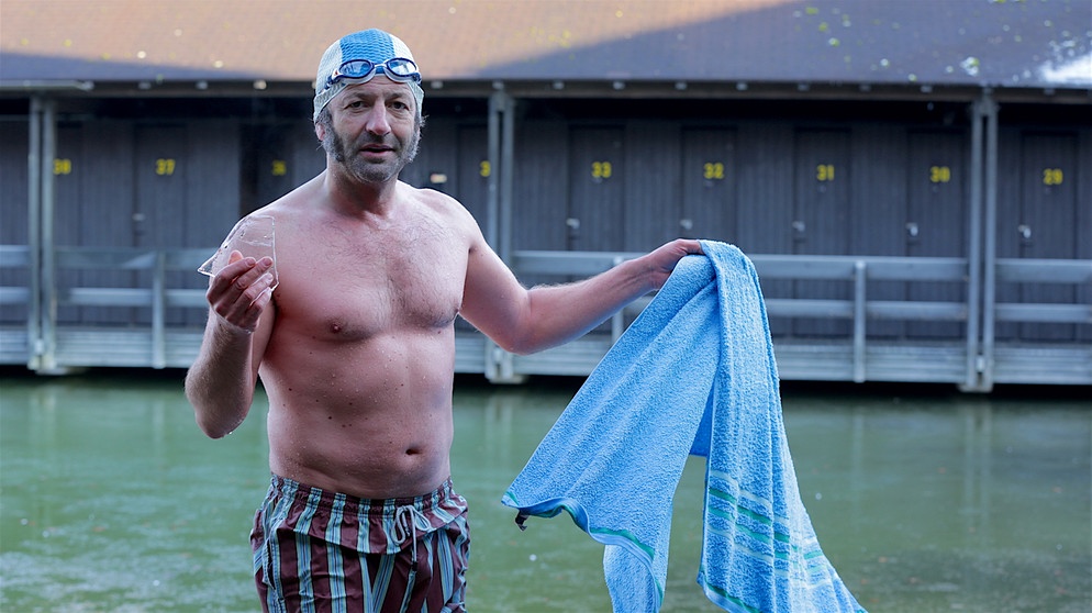 Schmidt Max geht schwimmen im eisigen Wasser | Bildquelle: André Goerschel