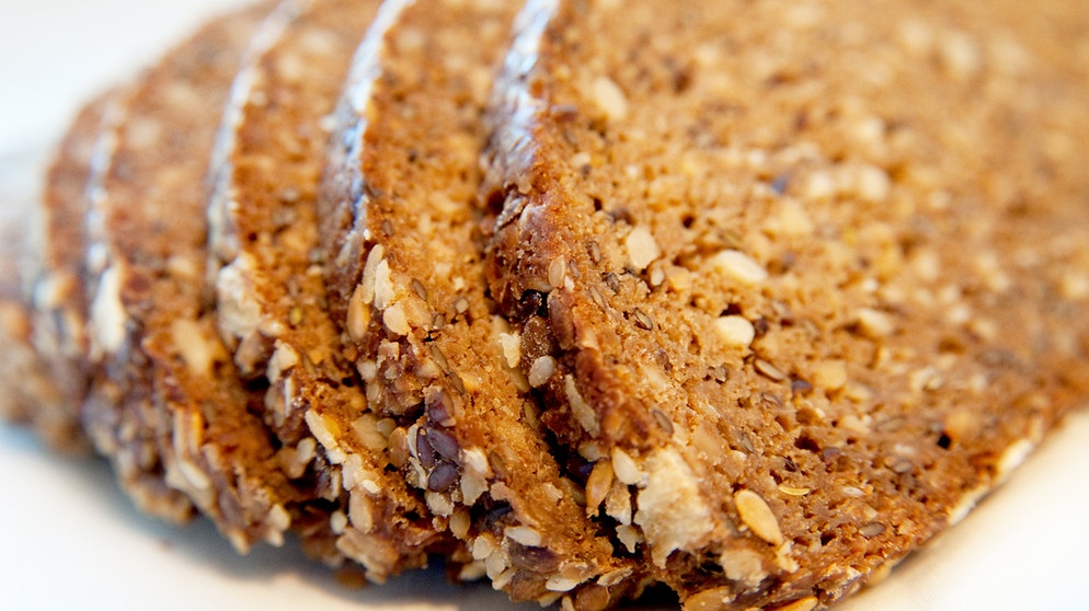 Scheiben von Eiweißbrot liegen nebeneinander. Im Supermarkt gibt es Lebensmittel mit der Aufschrift «High Protein». Durch zusätzliches Eiweiß sollen sie sie gesünder sein. Nur ein Marketing-Trick oder bringt das etwas? | Bildquelle: dpa-Bildfunk/Andrea Warnecke