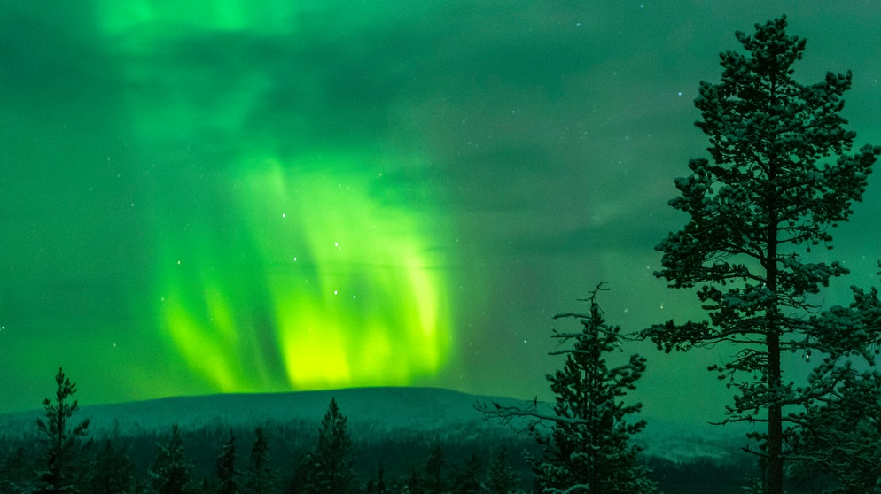 Starke Polarlichter haben sich über dem Pallas Yllästunturi Nationalpark hoch im Norden von Finnland gebildet. Die Lichter entstehen, wenn Elektronen der Sonnenwinde auf die Erdatmosphäre treffen. | Bildquelle: picture alliance / dpa-Zentralbild | Stephan Schulz