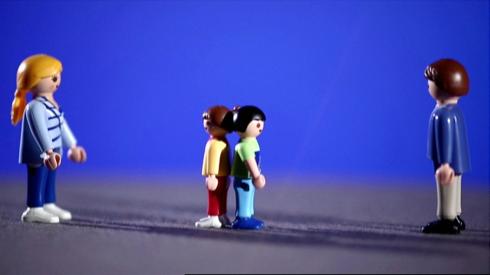 Mit Playmobilfiguren stellen Kinder die Geschichte der Scheidungskinder Max und Mia nach | Bildquelle: BR