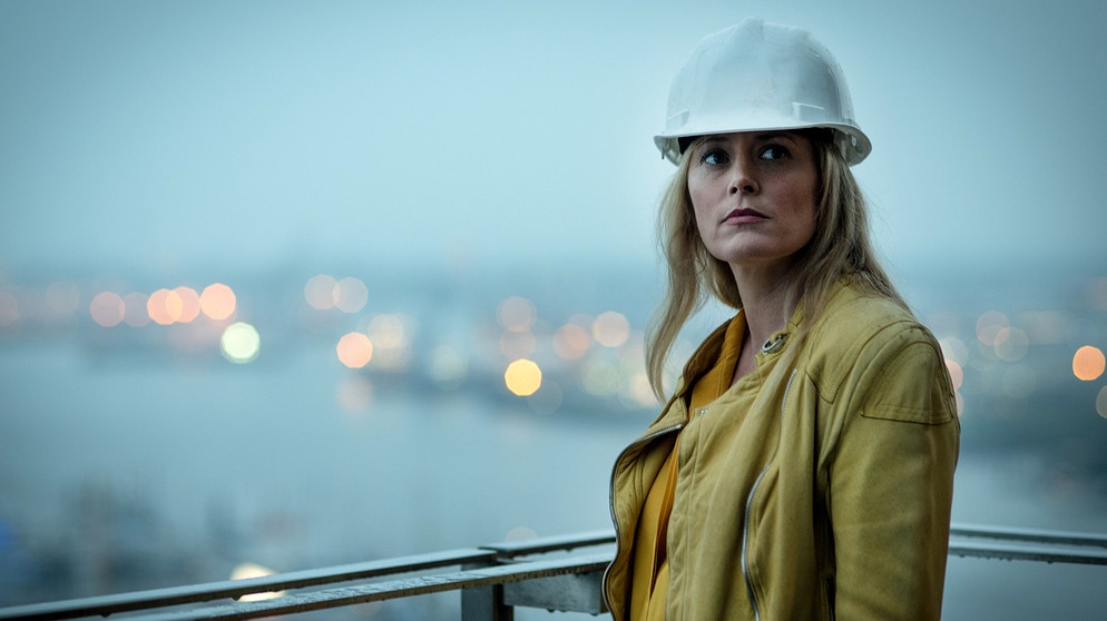 Über den Dächern von Hamburg bekommt Nina Peffer (Silke Bodenbender) plötzlich Zweifel. | Bildquelle: ARD Degeto/Aspekt Telefilm/Gordon Timpen
