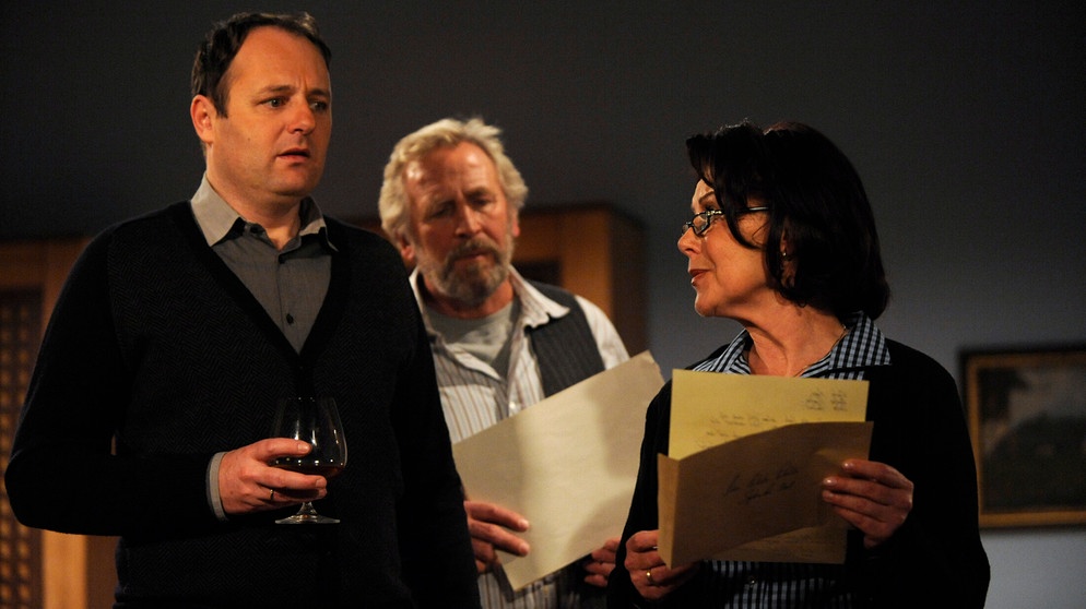 Das Testament von Franz Kirchleitner sorgt bei den Hinterbliebenen für Konflikte. Von links: Hubert (Bernhard Ulrich), Martin (Hermann Giefer) und Rosi Kirchleitner (Brigitte Walbrun). | Bildquelle: BR/ Marco Orlando Pichler