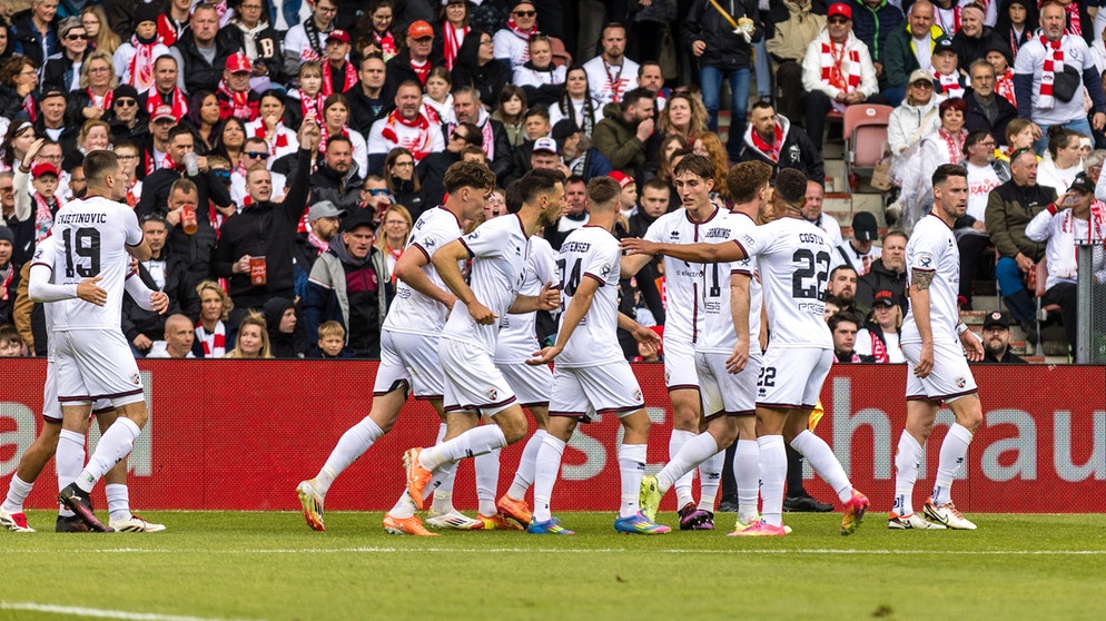 17.05.2025, Brandenburg, Cottbus: Fußball: 3. Liga, Energie Cottbus - FC Ingolstadt 04, 38. Spieltag, LEAG Energie Stadion.  Spieler des FC Ingolstadt jubeln nach dem Tor zum 0:1.  | Bildquelle: dpa-Bildfunk/Frank Hammerschmidt