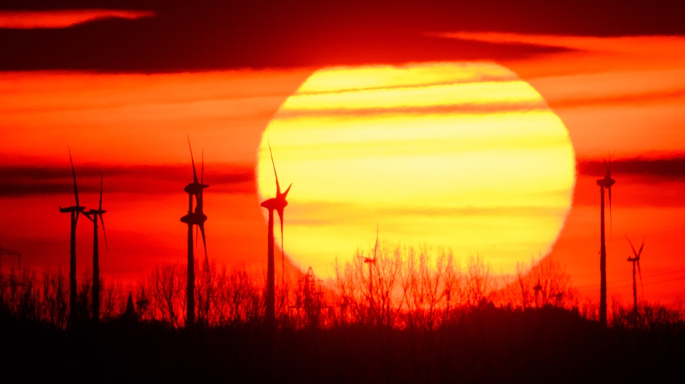Ein Fenster ins Vakuumsystem ist im Aufbau des Quantensimulators im Strontium-Labor im Max-Planck-Institut für Quantenoptik zu sehen.
Solardach (Photovoltaikanlage) mit Sonnenblume im Vordergrund
picture alliance / CHROMORANGE | Udo Herrmann
Nur ganz kurz schaut die Sonne bei Sonnenaufgang hervor, ehe sie wieder hinter dunklen Wolken verschwindet.
picture alliance/dpa | Julian Stratenschulte
| Bildquelle: picture alliance/dpa | Matthias Balk