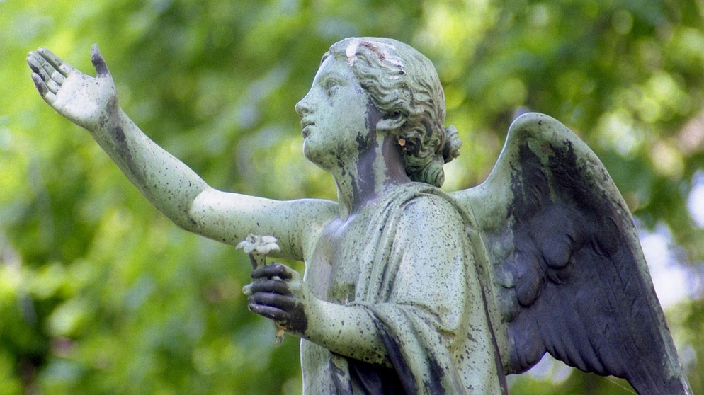 Eine Engelsfigur auf einem Friedhof | Bildquelle: picture-alliance/dpa