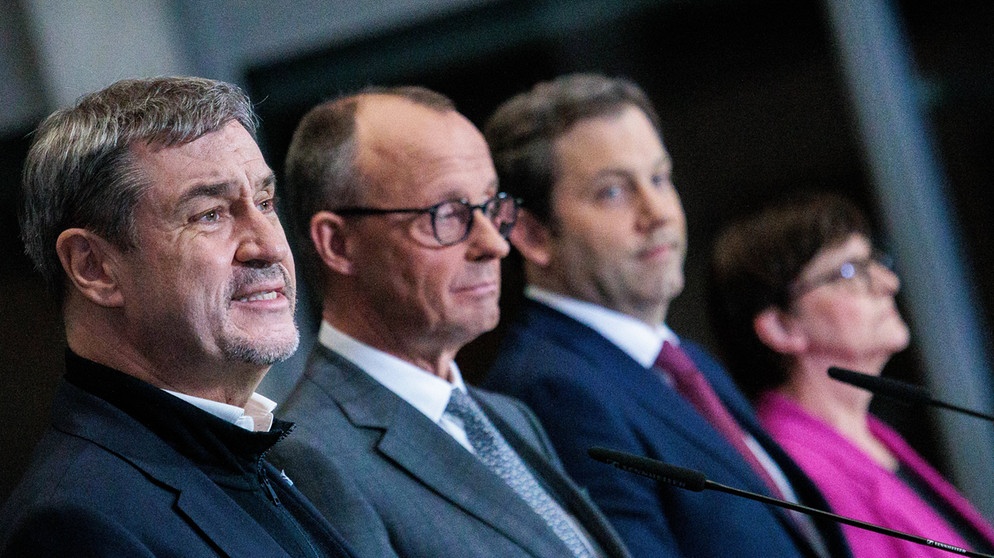 04.03.2025, Berlin: Markus Söder (l-r), Vorsitzender der CSU und Ministerpräsident von Bayern, Friedrich Merz, Kanzlerkandidat der Union, Fraktionsvorsitzender der Union und Bundesvorsitzender der CDU, Lars Klingbeil, Fraktionsvorsitzender der SPD und Bundesvorsitzender, und Saskia Esken, Parteivorsitzende der SPD, geben eine Pressekonferenz zu den Sondierungsgesprächen zwischen der Union und der SPD. Foto: Carsten Koall/dpa +++ dpa-Bildfunk +++ | Bildquelle: dpa-Bildfunk/Carsten Koall