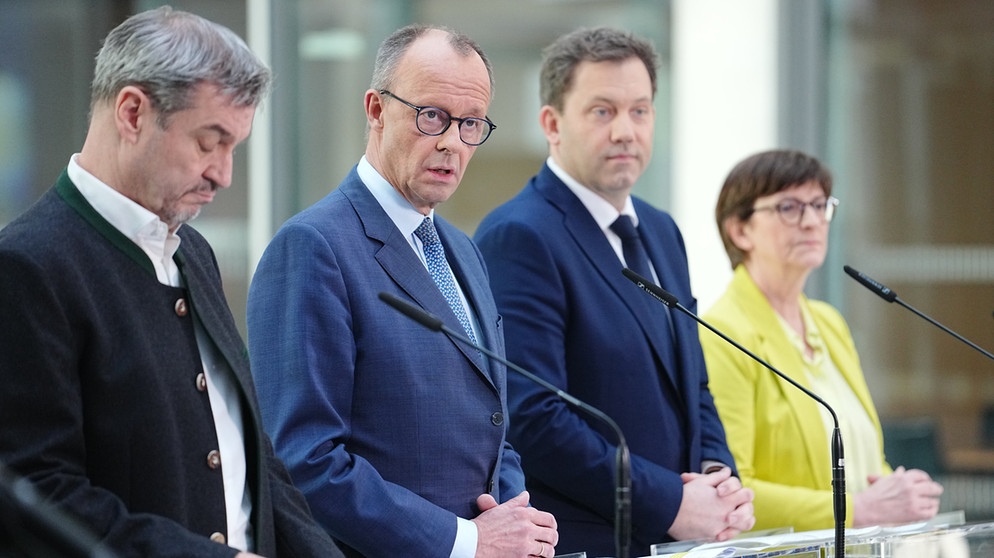 Markus Söder, (CSU), Ministerpräsident von Bayern und CSU Vorsitzender, Friedrich Merz, Unions-Kanzlerkandidat und CDU-Bundesvorsitzender, Lars Klingbeil, SPD-Fraktions- und Bundesvorsitzender, und Saskia Esken, SPD-Bundesvorsitzende, nehmen an einer Pressekonferenz nach den Sondierungsgesprächen von Union und SPD im Bundestag teil.  | Bildquelle: dpa-Bildfunk/Kay Nietfeld