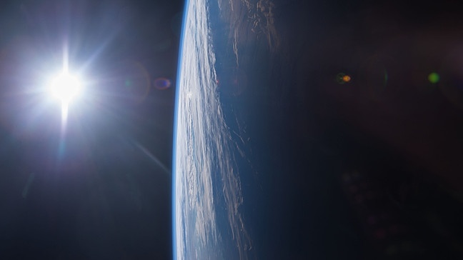 Aufnahme im Weltall: Sonne über der Erde | Bildquelle: NASA / dpa