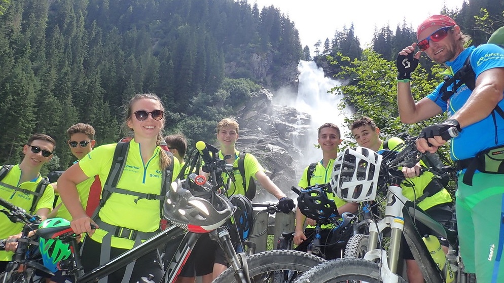 Eine Schulklasse aus Erding auf dem Weg zur Richte4rspitze in den Hohen Tauern | Bildquelle: Kathrin Denk
