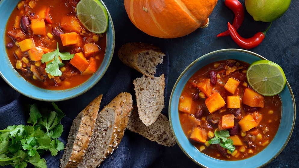 veganes Gulasch aus Kürbis. Sind Ersatzlebensmittel die bessere Alternative? | Bildquelle: picture-alliance/dpa/Zoonar/Karl Allgäuer