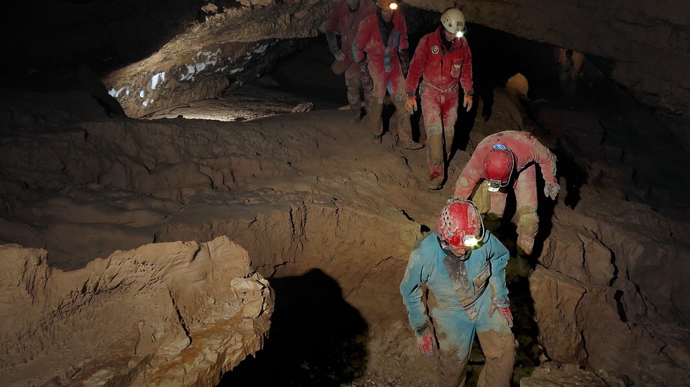 Gruppe von Höhlenforschern in der Hirlatzhöhle | Bildquelle: Paul Karoshi