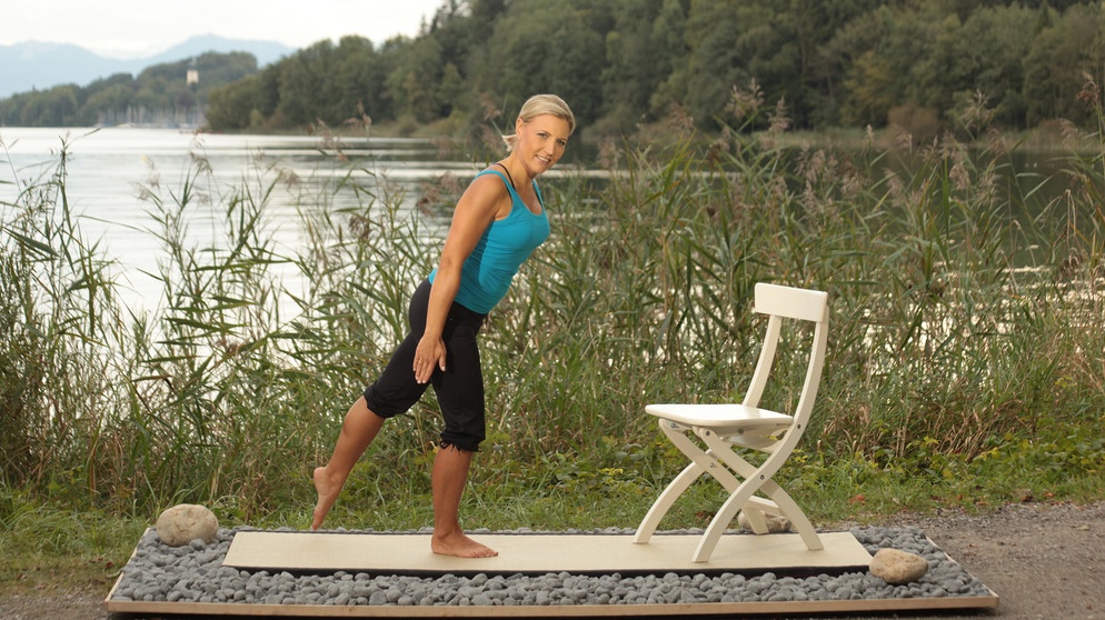 Ute Köhler zeigt eine Übung | Bildquelle: BR/Christina Stückl GmbH/PSF Film + Video GmbH