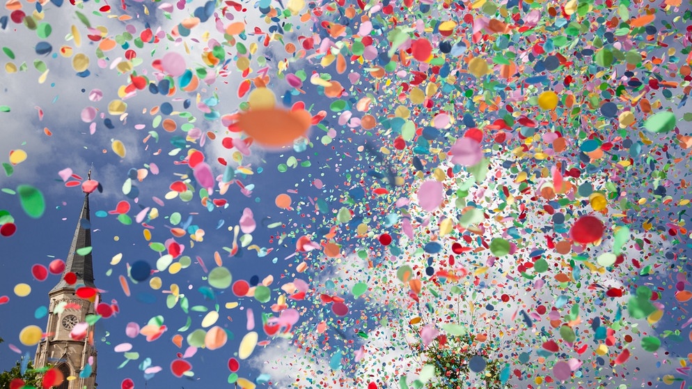 Buntes Konfetti in der Luft. | Bildquelle: stock.adobe.com/Melinda Nagy