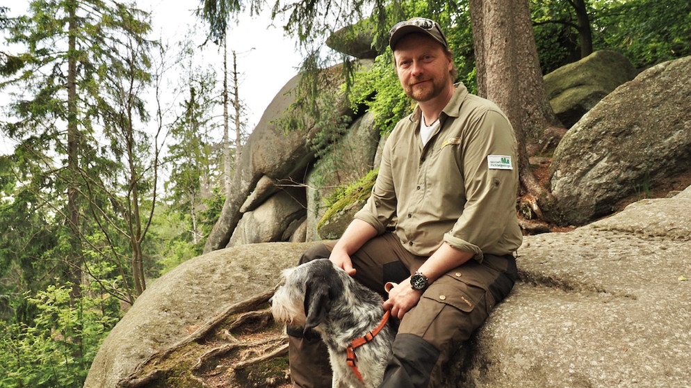 Naturpark-Ranger Ronald Ledermüller mit seinem Hund im Fichtelgebirge. | Bildquelle: BR