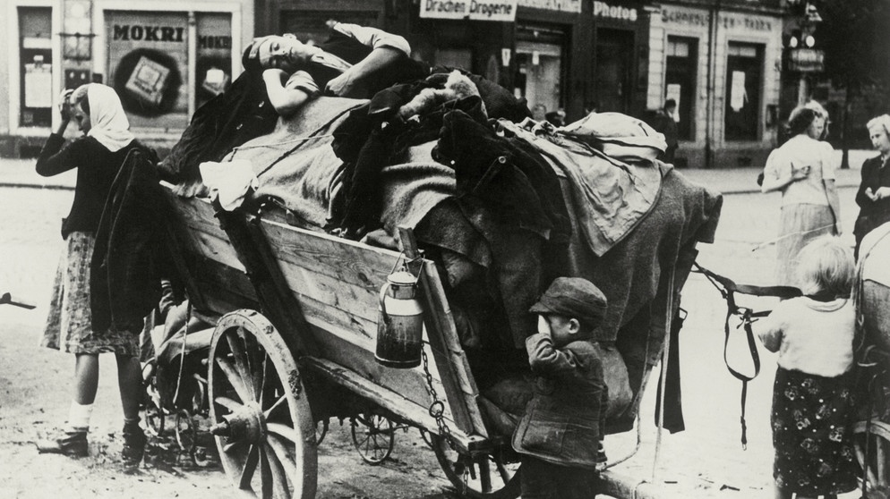 2. Weltkrieg / Kriegsende Mai 1945. Flüchtlinge und Heimkehrer | Bildquelle: picture alliance / akg-images 