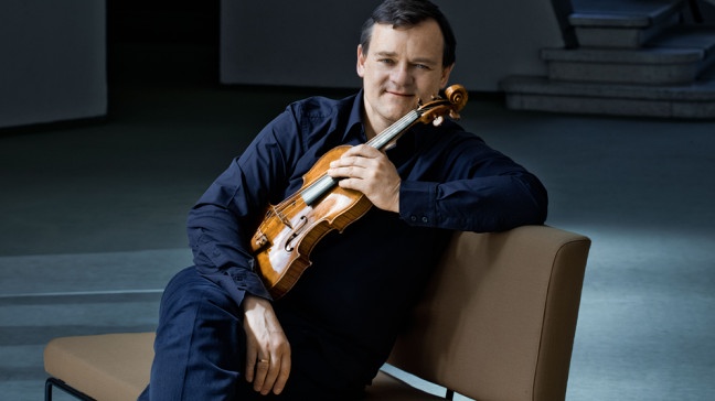 Frank Peter Zimmermann mit Geige | Bildquelle: Irène Zandel