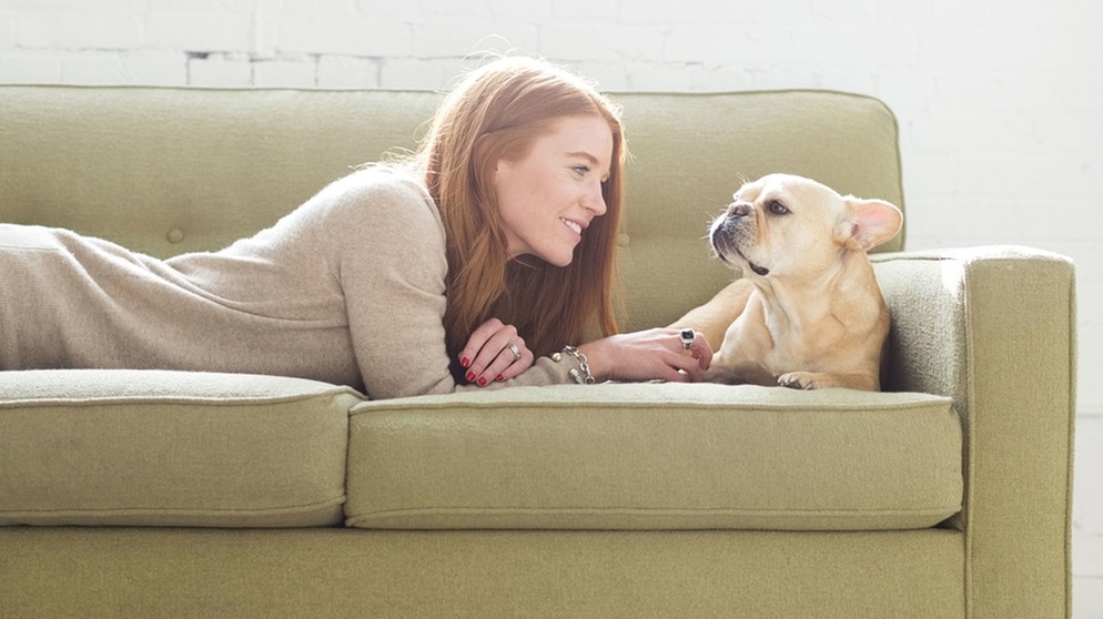 Eine Frau und ihr Hund liegen auf dem Sofa | Bildquelle: picture-alliance/dpa