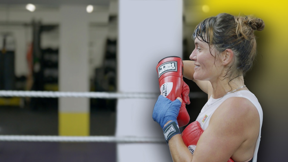 Autorin Katrin Focke beim Boxtraining. Sie testet ein geschlechtsspezifisches Training. Sport treiben im Einklang mit dem Zyklus, führt zu mehr Leistung und Wohlbefinden.  | Bildquelle: BR/Gut zu wissen