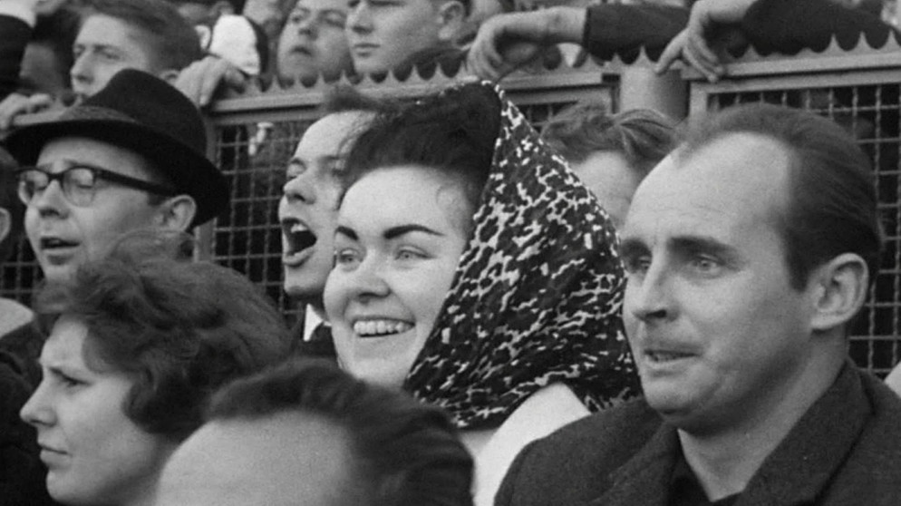 Ein seltener Anblick, Frau auf der Tribüne im Fußballstadion – damals in den Sechzigerjahren. | Bildquelle: BR