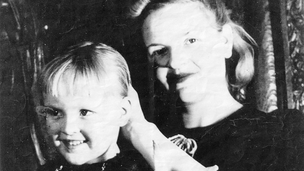 Was braucht es, um Widerstand zu leisten? 80 Jahre nach dem gescheiterten Attentat auf Adolf Hitler am 20. Juli 1944 erzählen Nachfahren die Geschichten ihrer Familien. Es sind die Geschichten mutiger Frauen. Sei es, dass sie selbst aktiv den Widerstand gegen den Nationalsozialismus unterstützen, sei es, dass sie die Familien zusammenhielten und Hoffnung gaben. Von diesen oft vergessenen Heldinnen erzählt die Reportage. Sie waren Sekretärinnen, Sportlerinnen, Mütter und riskierten alles für ein Ende des Nazi-Terrors. Im Bild: Erika von Brockdorff mit ihrer Tochter Saskia.
| Bildquelle: RBB/Saskia von Brockdorff