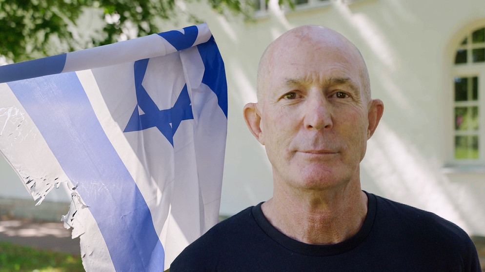 George Levy mit israelischer Flagge | Bildquelle: BR / Christian Limpert