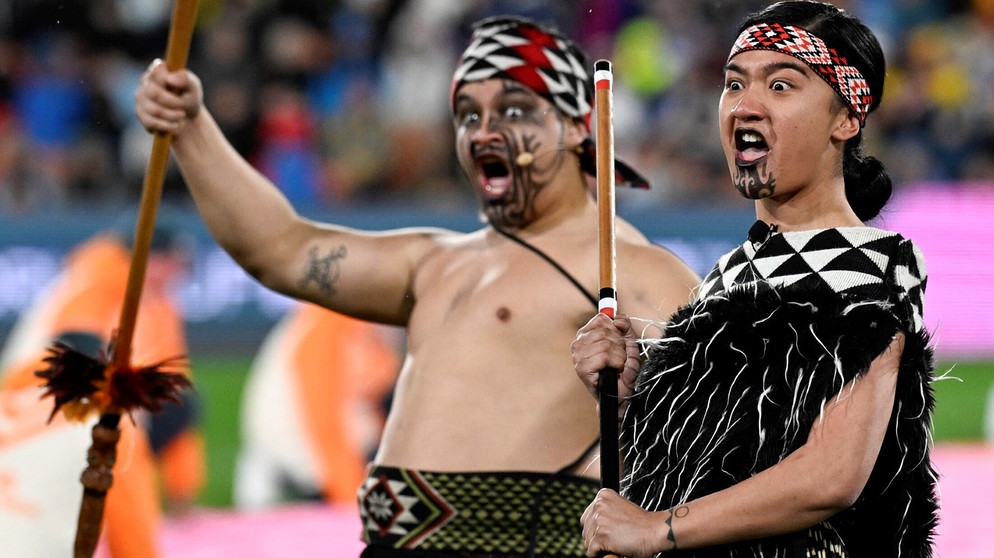 Neuseeland, Hamilton: Fußball, Frauen: WM 2023, Argentinien - Schweden, Vorrunde, Gruppe G, 3. Spieltag.  Maori führen vor dem Spiel eine traditionelle Begrüßungszeremonie auf.  | Bildquelle: dpa-Bildfunk/Andrew Cornaga