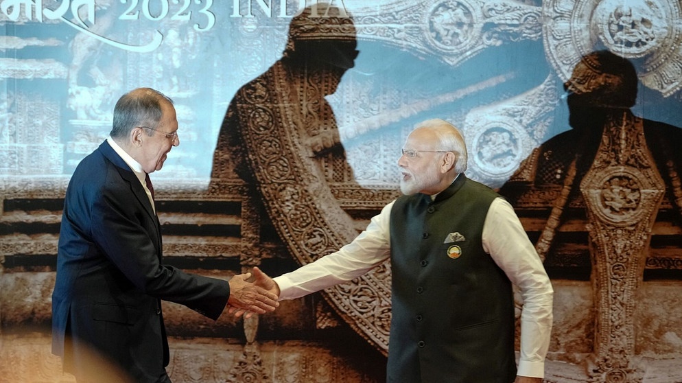 Sergei Lawrow (l), Außenminister von Russland, wird beim G20-Gipfel von Narendra Modi, Premierminister von Indien, begrüßt. Die Gruppe der G20 umfasst führende Industrienationen und aufstrebende Volkswirtschaften, die zusammen für einen Großteil der Weltbevölkerung und der globalen Wirtschaftskraft stehen.  | Bildquelle: dpa-Bildfunk/Kay Nietfeld