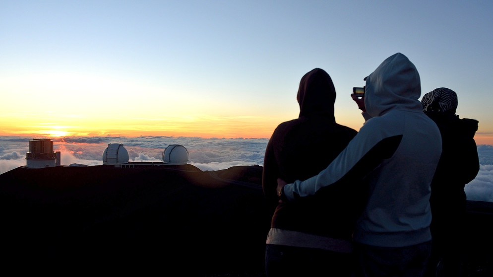 Besucher fotografieren am 01.06.2014 auf der Insel Hawaii auf dem Gipfel des Mauna Kea die untergehende Sonne. | Bildquelle: picture alliance / Uwe Anspach | Uwe Anspach