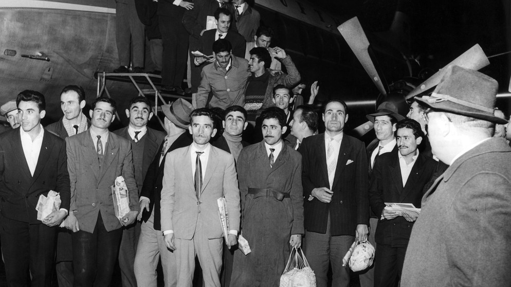 55 türkische Gastarbeiter kommen am 27.11.1961 auf dem Flughafen in Düsseldorf an.  | Bildquelle: picture alliance / dpa / Wolfgang Hub