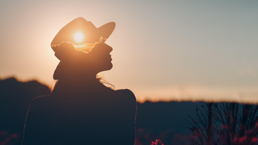 Mental health and business. Silhouette of young adult businesswoman | Bildquelle: picture alliance / Zoonar | Max