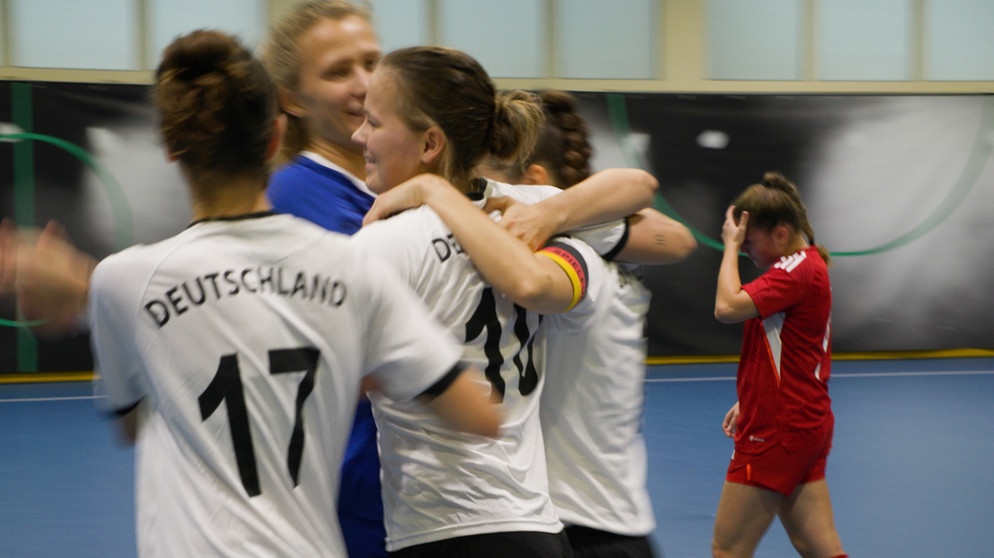 Die gehörlosen Damen-Futsalerinnen beim Torjubel | Bildquelle: BR