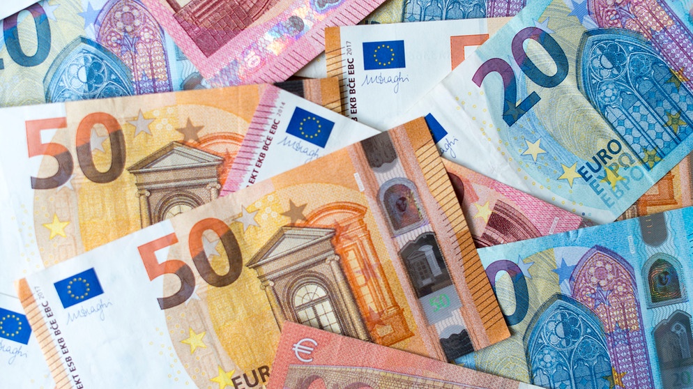 Zahlreiche Banknoten zu 10, 20 und 50 Euro liegen auf einem Tisch.  | Bildquelle: dpa-Bildfunk/Monika Skolimowska
