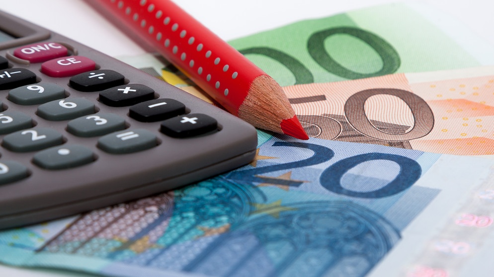 Geld und Rotstift | Bildquelle: stock.adobe.com/pit24
