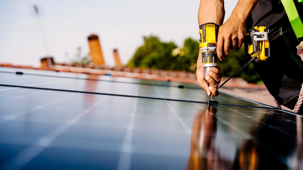 Solarpanels werden auf ein Dach montiert | Bildquelle: picture alliance / Westend61 | Jake Jakab