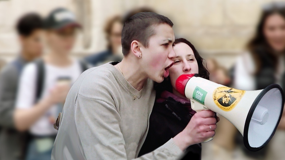 Zwei junge Frauen mit Megaphone auf einer Demo. | Bildquelle: BR/Gut zu wissen
