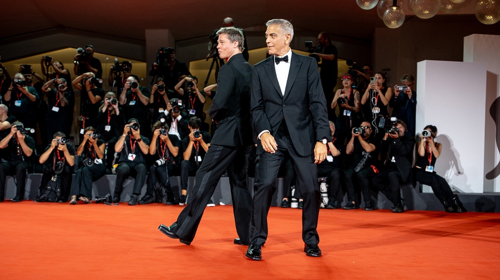 George Clooney und Brad Pitt Filmfest Venedig Wolfs Premiere RC | Bildquelle: picture-alliance/dpa/Luca Carlino