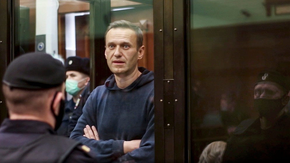 02.02.2021, Russland, Moskau: Dieses vom Moskauer Gericht zur Verfügung gestellten Foto zeigt den russischen Oppositionsführer Alexej Nawalny (M) im Gerichtssaal. Der Kremlgegner Alexej Nawalny wird wie erwartet durch ein Moskauer Gerichtsurteil für Jahre politisch kalt gestellt. Foto: Uncredited/Moscow City Court/AP/dpa - ACHTUNG: Nur zur redaktionellen Verwendung im Zusammenhang mit der aktuellen Berichterstattung und nur mit vollständiger Nennung des vorstehenden Credits +++ dpa-Bildfunk +++ | Bildquelle: dpa-Bildfunk/Uncredited