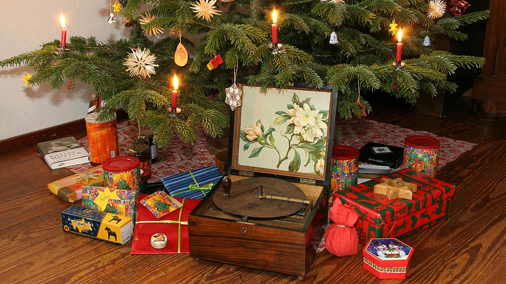 Geschenke unter dem Weihnachtsbaum | Bildquelle: picture-alliance/dpa