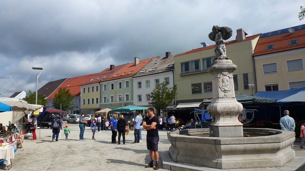 Am Stadtplatz von Osterhofen ist am Montagvormittag Wochenmarkt. Da geht die Woche gut los. | Bildquelle: BR
