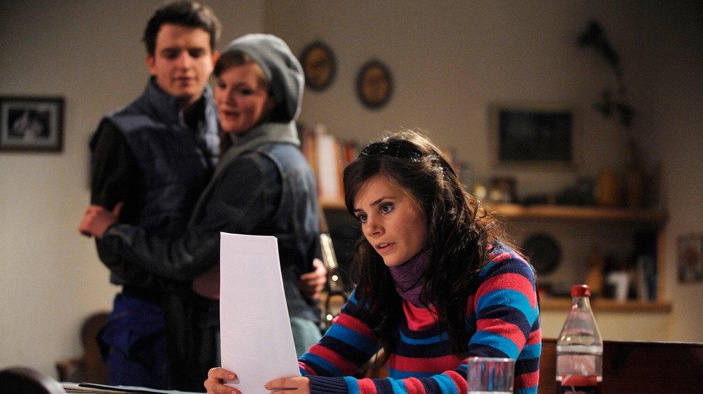 Saskia hat das Gefühl, nur noch von verliebten Pärchen umgeben zu sein, Von links: Florian Brunner (Tommy Schwimmer), Sophia Stadlbauer (Alina Stiegler) und Saskia Brunner (Joyce Ilg). | Bildquelle: BR/ Marco Orlando Pichler