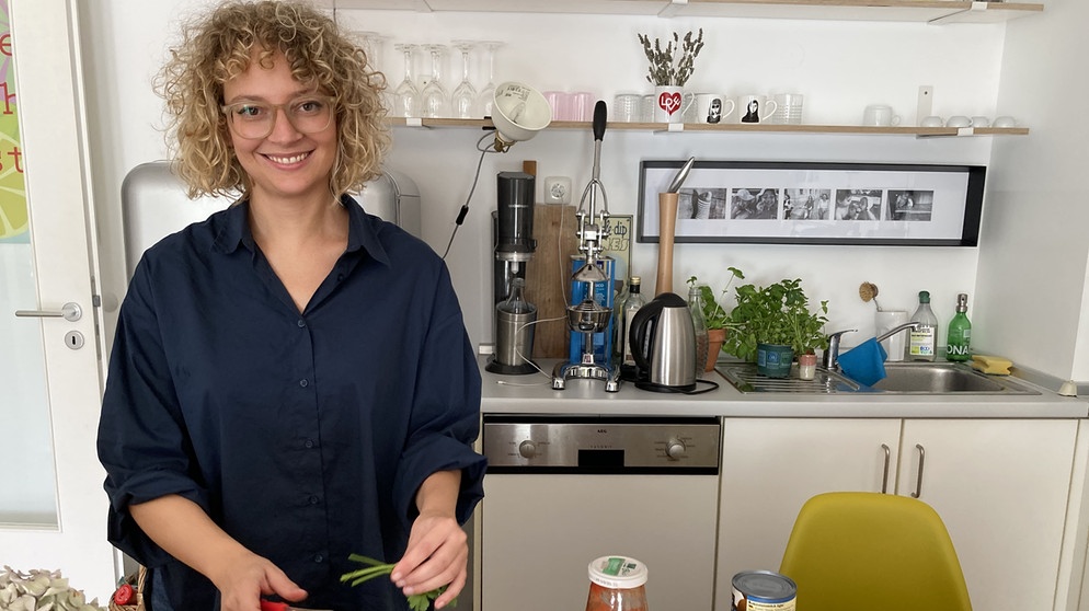 Sehen statt Hören-Moderatorin Iris Meinhardt kocht 7 Tage vegan | Bildquelle: BR/Steffi Wolf