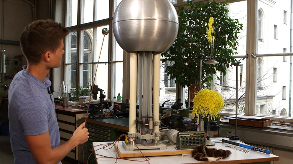 Moderator mit Van-de-Graaff-Generator | Bildquelle: BR