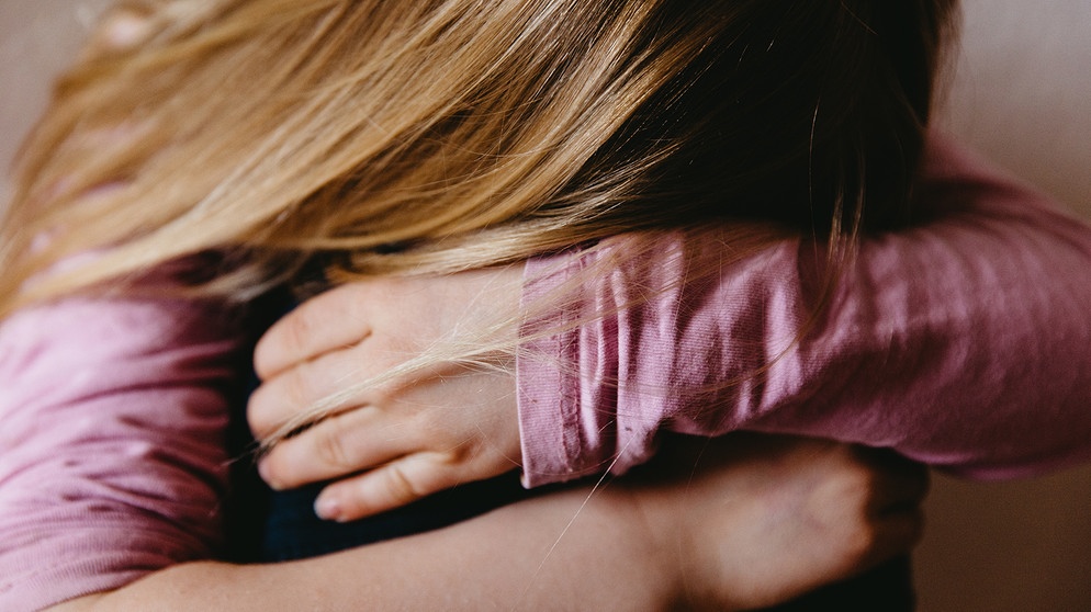Ein Kind ist traurig und weint. | Bildquelle: BR/Sylvia Bentele