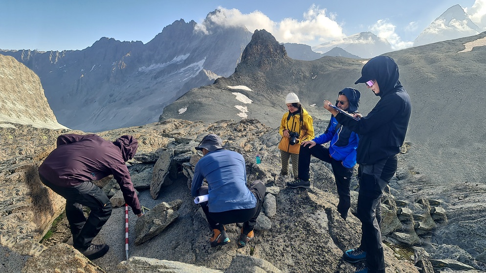 Forscherteam bei einer Expedition in den Schweizer Alpen   | Bildquelle: BR