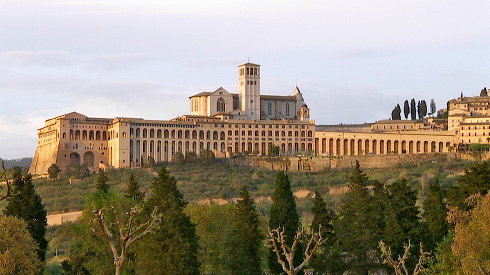 Blick auf die Grabeskirche San Francesco in Assisi | Bildquelle: BR / HR