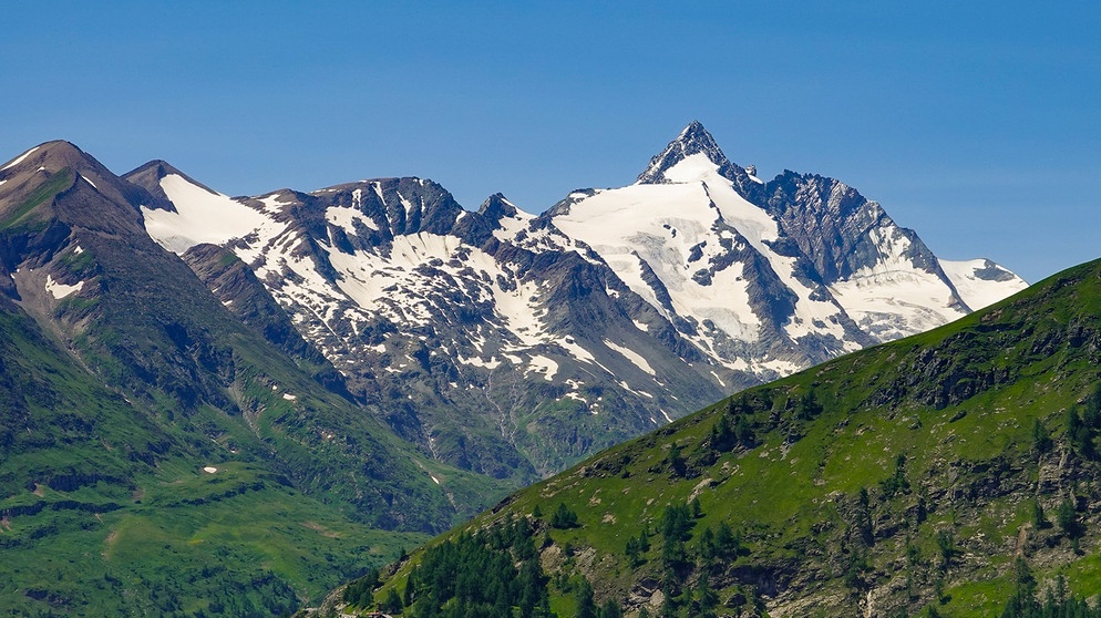 Der Großglockner ist 3.798 Meter hoch und ist somit der höchste Berg der Alpenregion Österreich | Bildquelle: picture alliance/dpa | Patrick Pleul