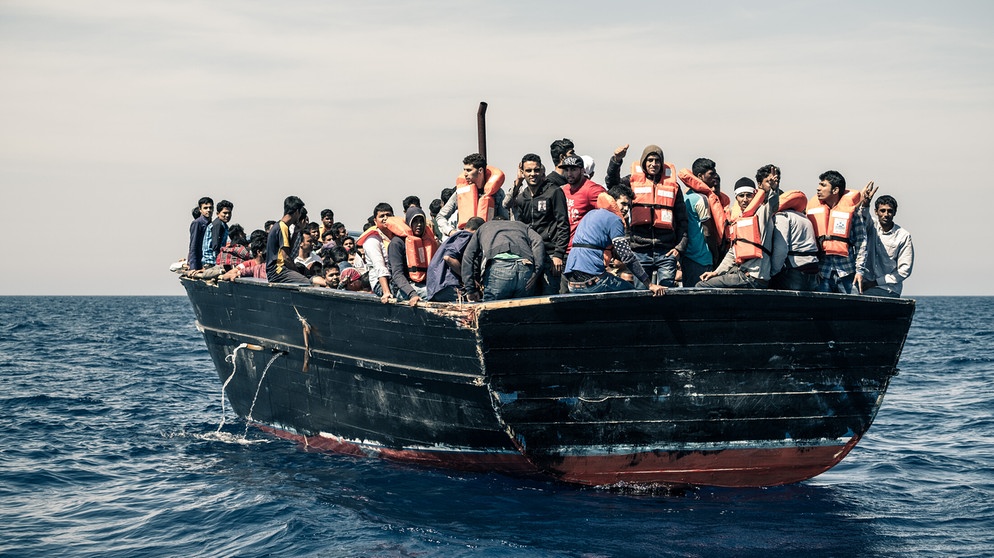 Rettung im Mittelmeer. | Bildquelle: BR/JOHANNES MOTHS